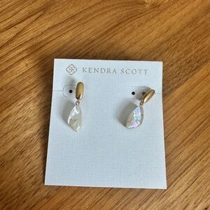 New Kendra Scott Ivy drop earrings in gold with mother of pearl
